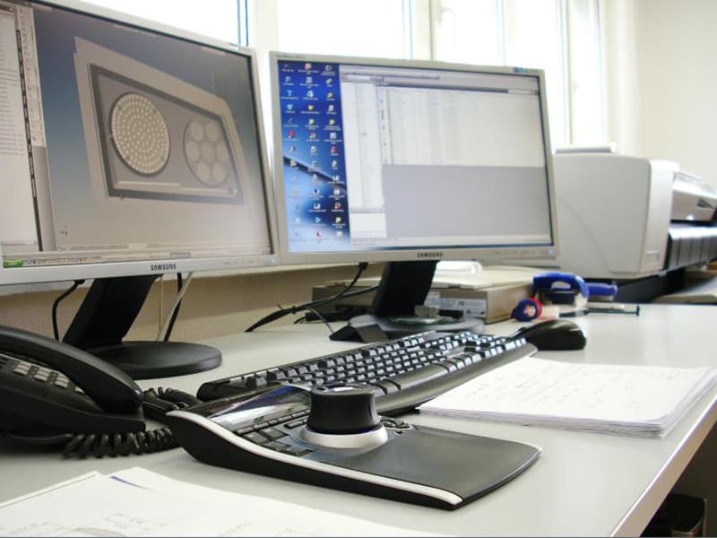 CAD-Arbeitsplatz mit dem 3D-Modell einer Leuchte auf dem Bildschirm