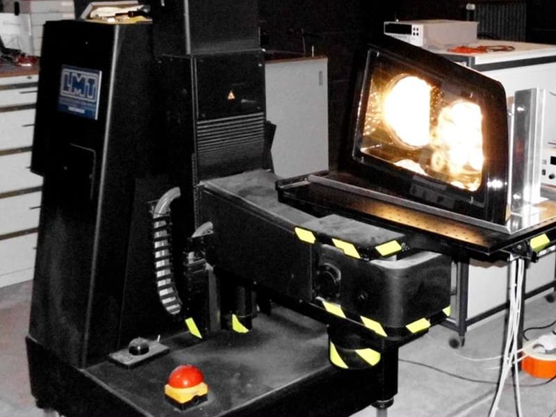 Goniometer im Lichtlabor mit eingeschalteter Leuchte während der Lichtstärkemessung